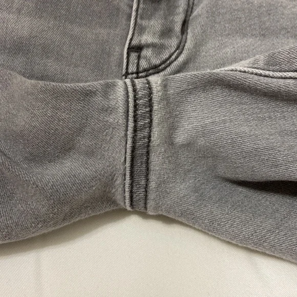 Women’s American Eagle Outfitters Distressed Grey Jegging Jeans. Size 4 short. - Picture 14 of 16